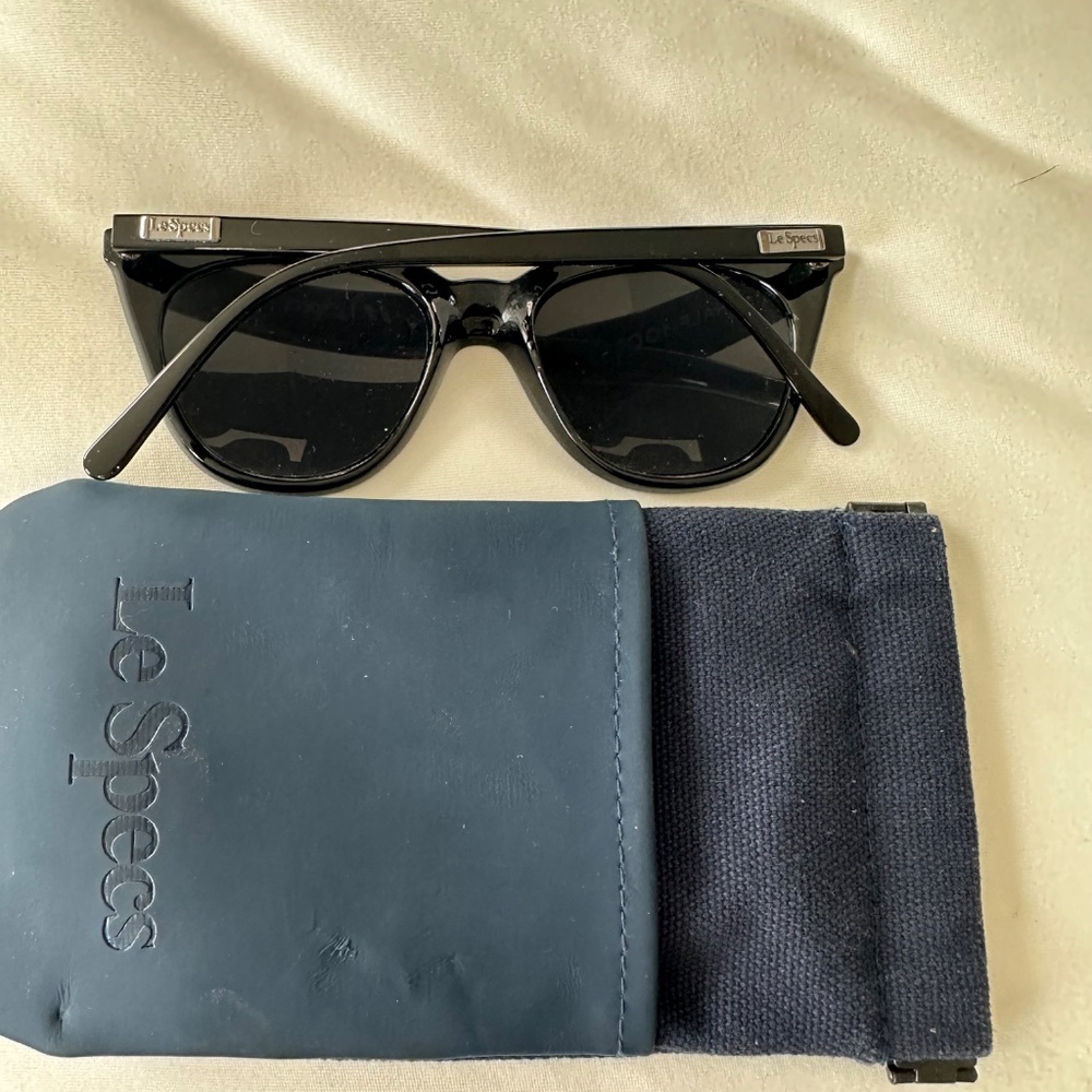 Le Specs Black Women’s Sunglasses with Case - Picture 3 of 3